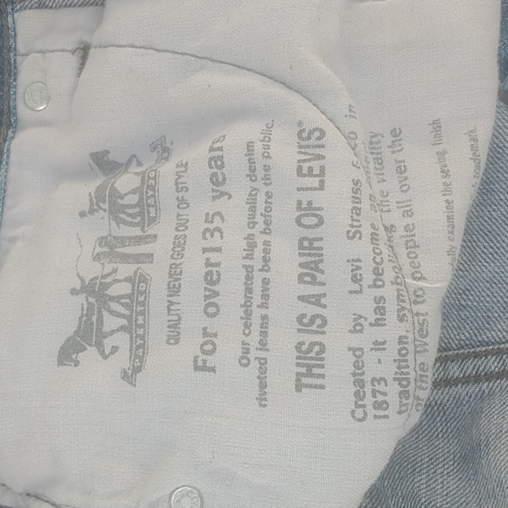 Levis - Picture 5 of 8